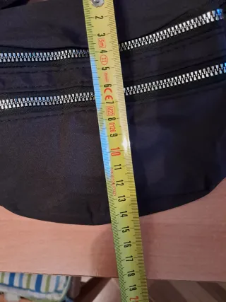 Riñonera Negra con Cremalleras