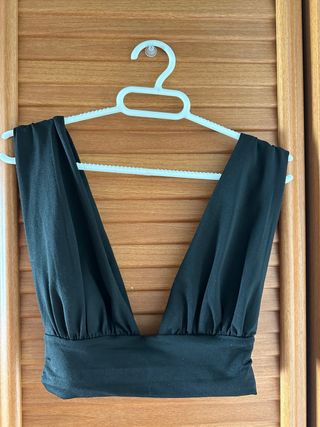 Crop top negro escote pronunciado