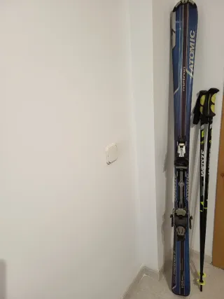 Esquís Atomic Metron 7 con bastones