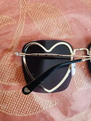 Occhiali da sole Marc Jacobs Cuore di design a meno