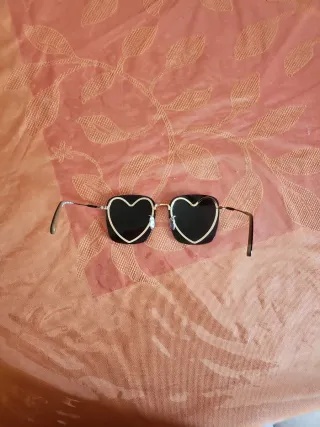 Occhiali da sole Marc Jacobs Cuore di design a meno