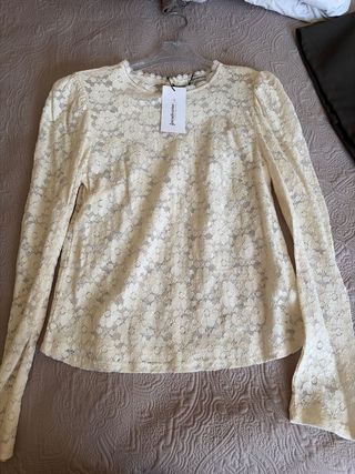 Blusa Stradivarius encaje manga larga.