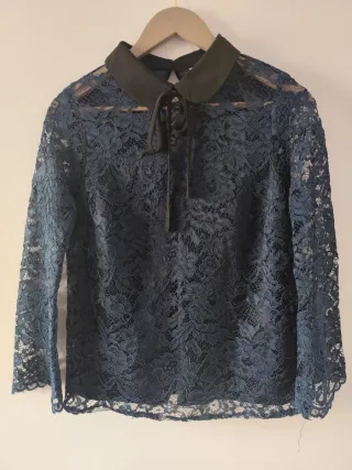 Blusa de encaje azul con cuello Peter Pan