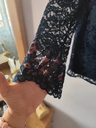 Blusa de encaje azul con cuello Peter Pan