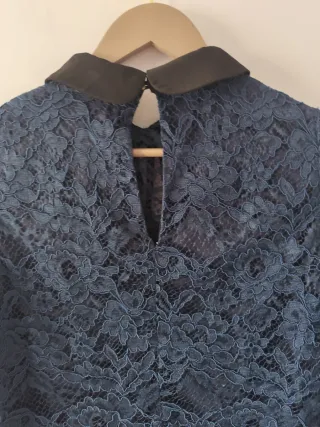 Blusa de encaje azul con cuello Peter Pan