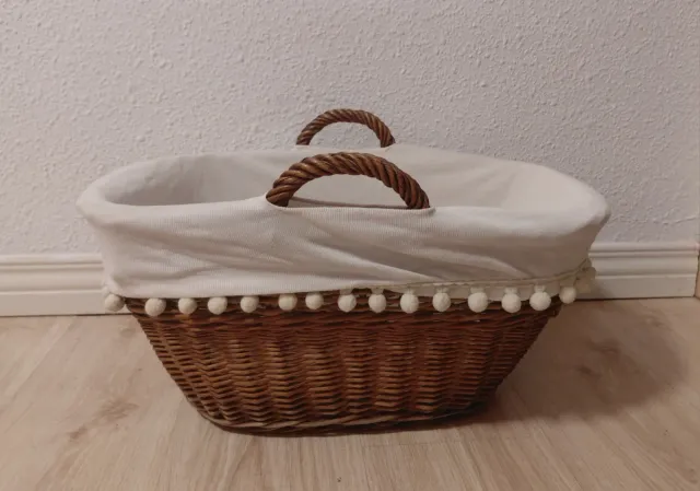 Cesto di vimini con fodera in tessuto