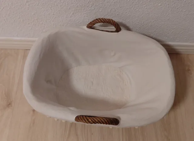 Cesto di vimini con fodera in tessuto