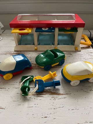 Garaje con llaves y coches de juguete