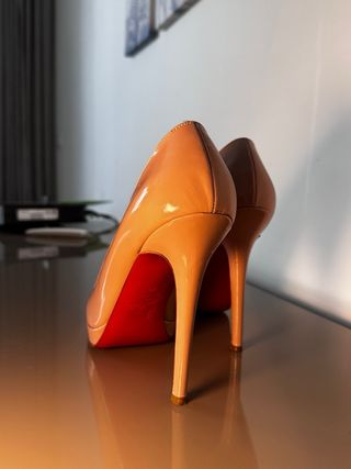 Tacones Christian Louboutin Beige