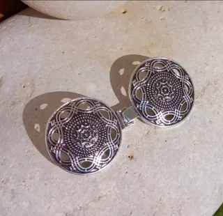 Broches capa atrezo medieval plateados