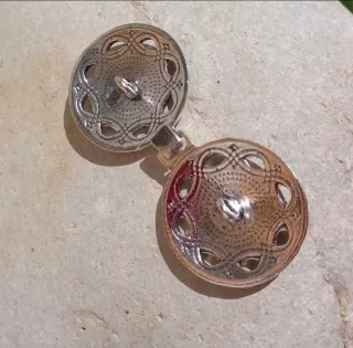 Broches capa atrezo medieval plateados