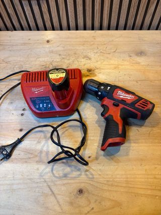 Taladro Milwaukee M12 BPD + Cargador