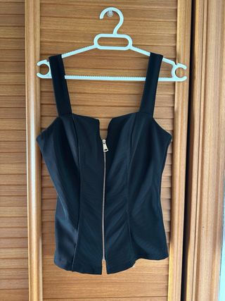 Top negro con cremallera y escote en V