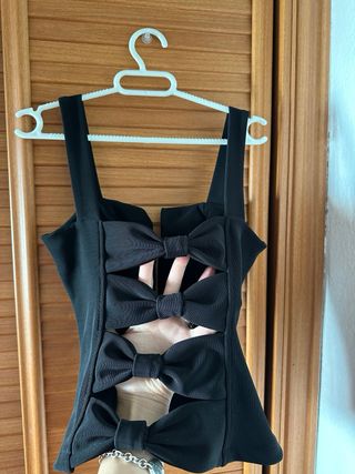 Top negro con cremallera y escote en V