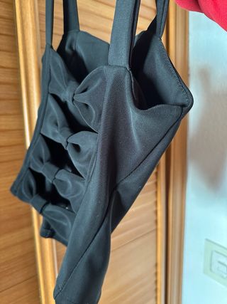 Top negro con cremallera y escote en V