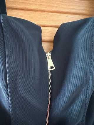 Top negro con cremallera y escote en V