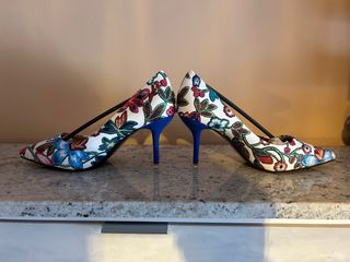 Zapatos de tacón con estampado floral