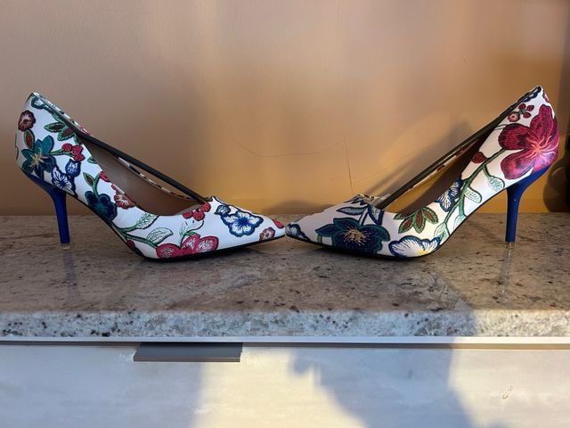 Zapatos de tacón con estampado floral