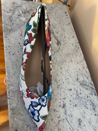 Zapatos de tacón con estampado floral