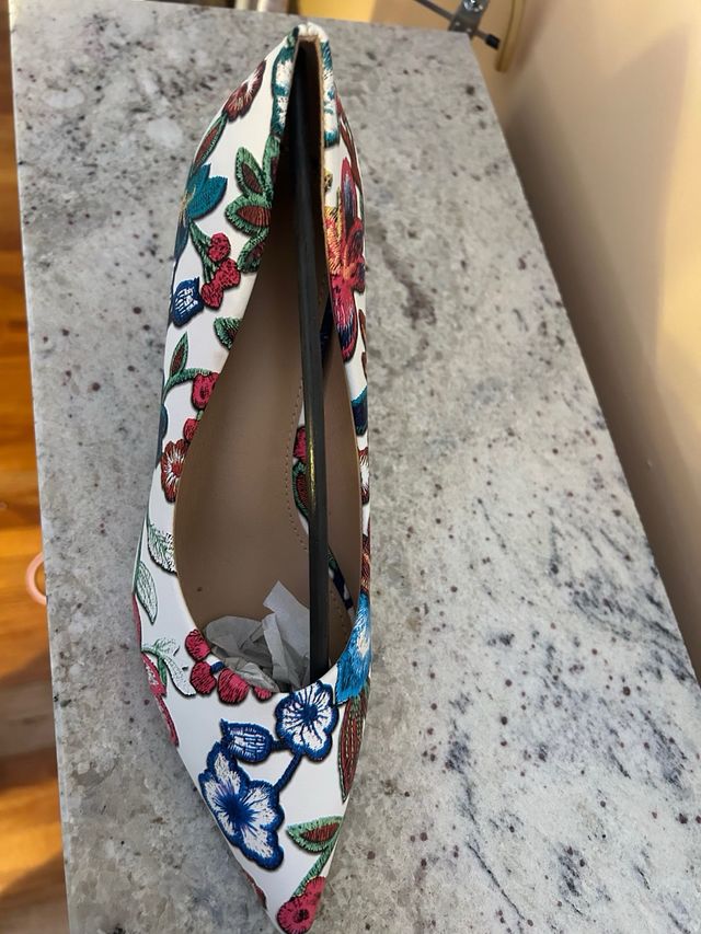 Zapatos de tacón con estampado floral