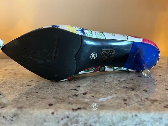 Zapatos de tacón con estampado floral