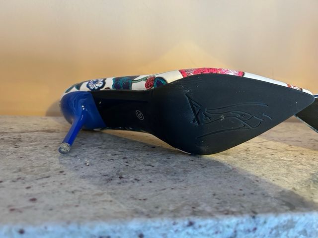 Zapatos de tacón con estampado floral