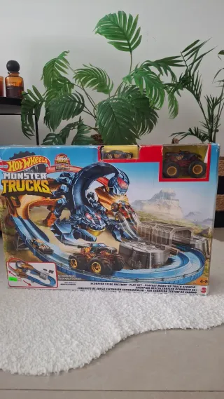 Hot Wheels Monster Trucks Scorpion Sting Raceway