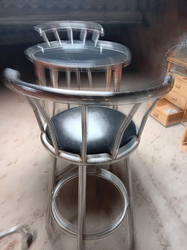 Tavolo alto da bar con 2 sedie girevoli