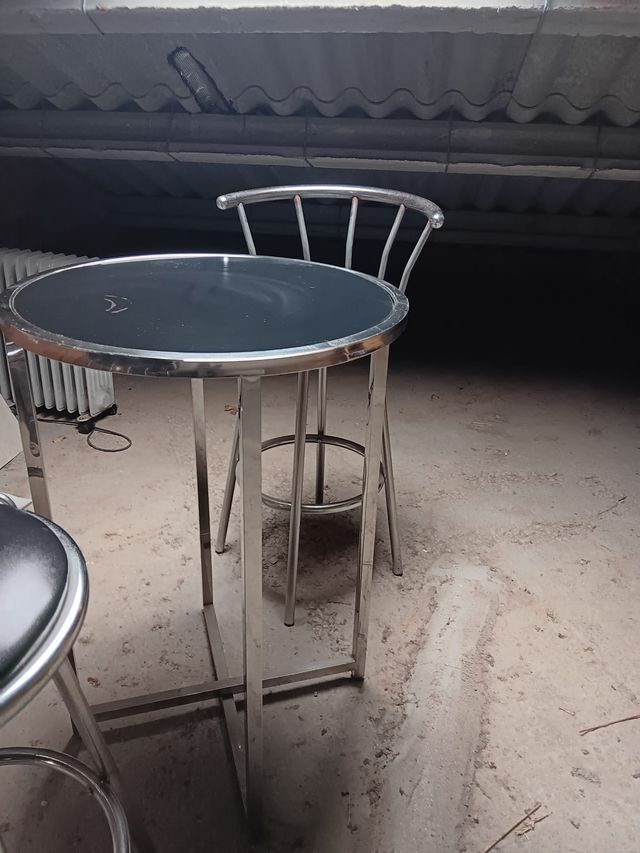 Tavolo alto da bar con 2 sedie girevoli