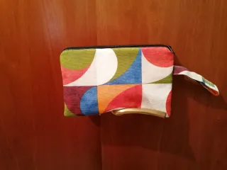 Cartera de mano con bolsillo interior