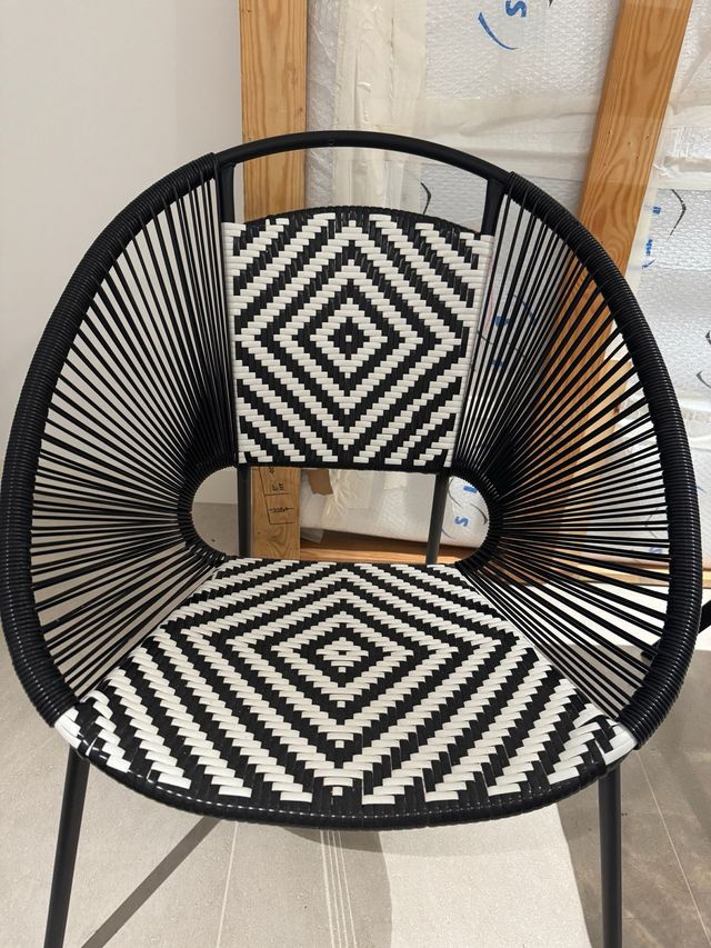 Cadeira geométrica preta e branca