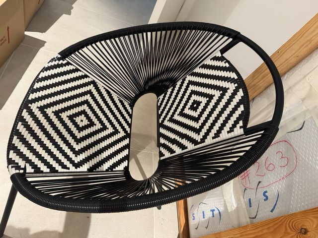 Cadeira geométrica preta e branca