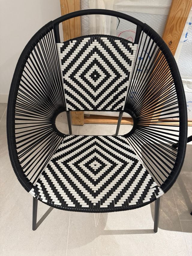 Cadeira geométrica preta e branca