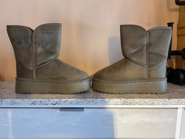 Botas de pelo beige/gris con plataforma