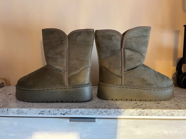 Botas de pelo beige/gris con plataforma