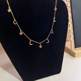 Collar dorado con lunas y estrellas