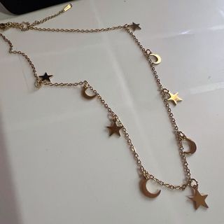 Collar dorado con lunas y estrellas