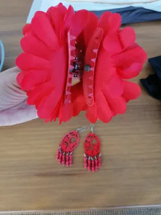Pendientes flamencos rojos y flor.
