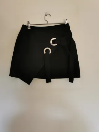 Minifalda negra con anillas y lazo