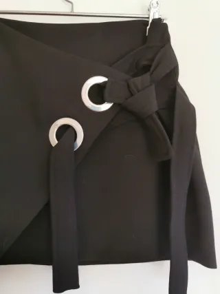 Minifalda negra con anillas y lazo