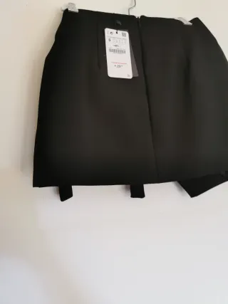 Minifalda negra con anillas y lazo