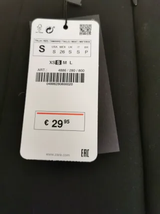 Minifalda negra con anillas y lazo