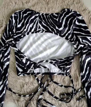 Camiseta ajustada animal print espalda al aire