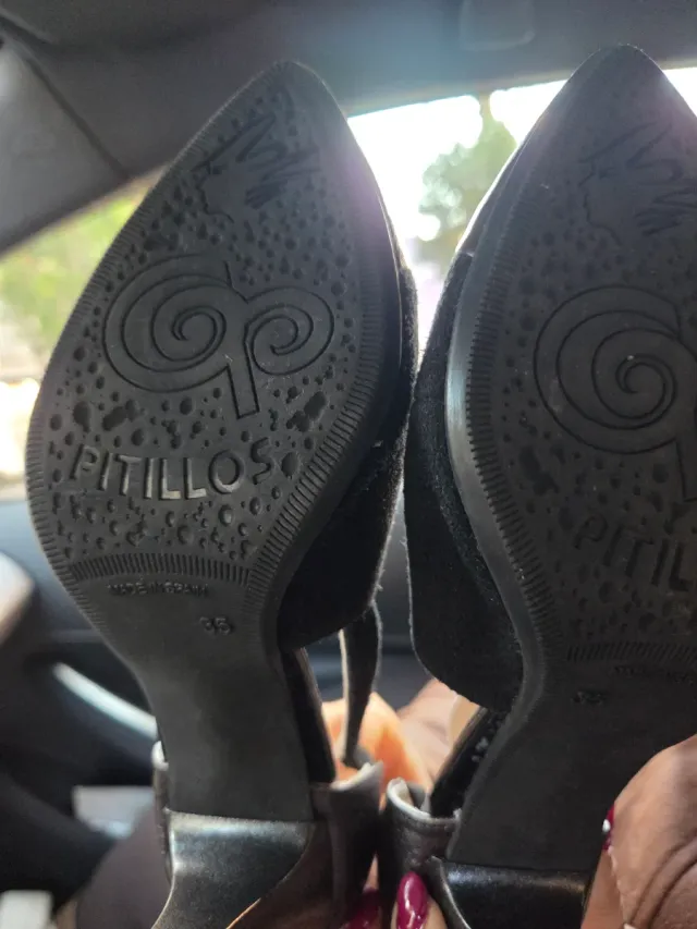 Zapatos NUEVOS Pitillos Negros Talla 35.