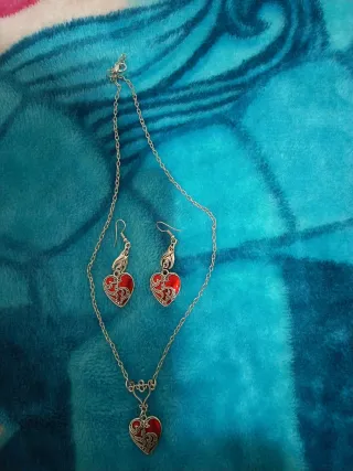 Conjunto collar y pendientes corazón rojo