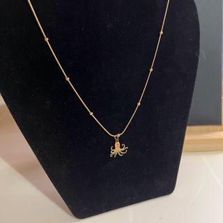 Collar dorado con colgante de pulpo