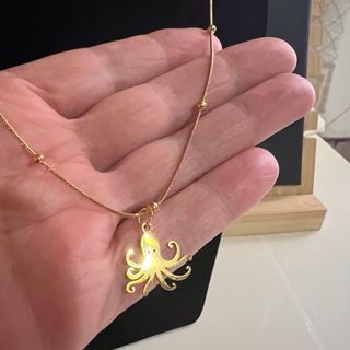 Collar dorado con colgante de pulpo