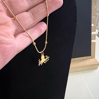 Collar dorado con colgante de pulpo