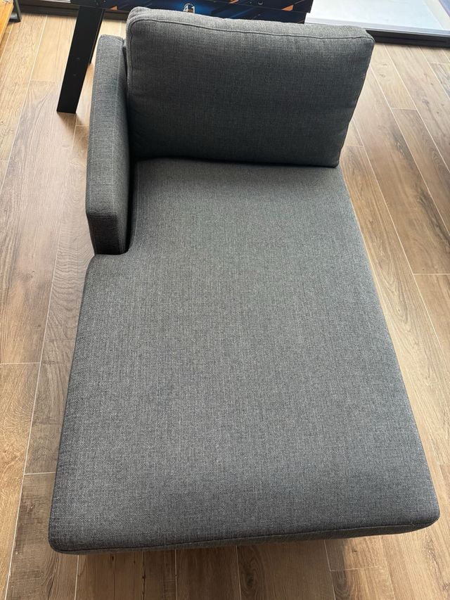 Chaise longue gris tapizado
