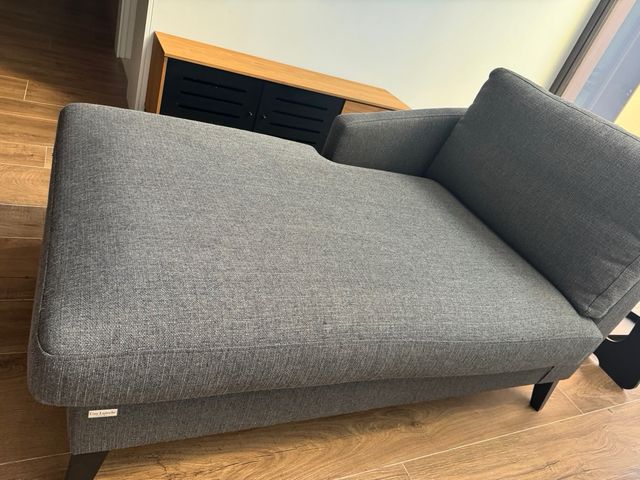 Chaise longue gris tapizado